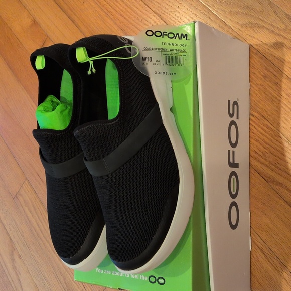 OOFOS OOMG Low Women Black and White Slip-On Recovery Sneakers W 10/41 - Picture 4 of 10